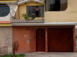 LINDA CASA DE 3 PISOS CON TERRAZA EN SAN ANTONIO DE CARAPONGO