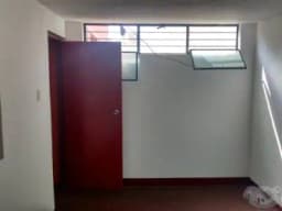 Alquilo habitación para persona sola, entrada independiente, con baño completo y ducha; el contrato de alquiler incluye los servicios de agua y luz