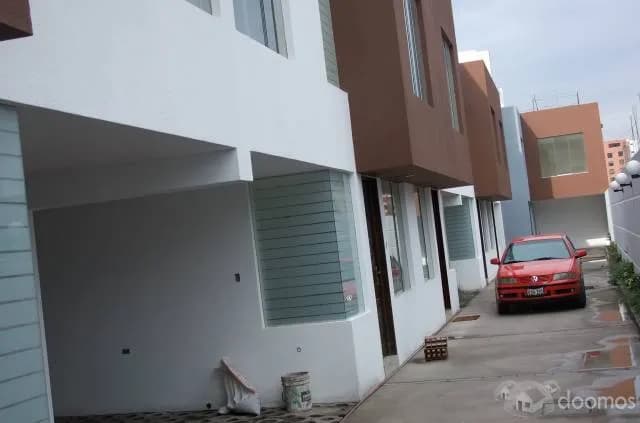 vendo casa de 3 pisos,jlb y rivero — foto 1