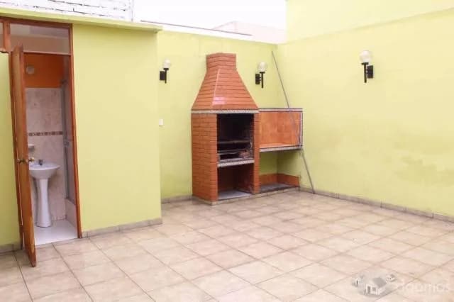 HERMOSA CASA AMPLIA FRENTE A PARQUE — foto 8