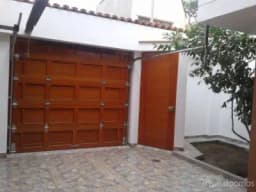 Se alquila casa 120 m2 de dos pisos con cuatro dormitorios, 2 baños y medio. Incluído garage.