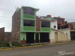 Hermosa Casa en Venta Frente al Parque 7 Dorm. 4 Baños Calle San Pedro # 52 San Carlos Huancayo Casa ubicada a media cuadra de la Av. calmell del Solar