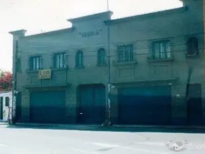 LOCAL COMERCIAL FRENTE A LA SALLE