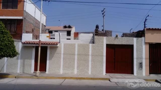 VENDO CASA DE 1 PISO EN URBANIZACIÓN EL PALACIO 2 — foto 1