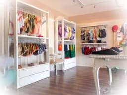 TRASPASO TIENDA DE ROPA INFANTIL EN FUNCIONAMIENTO