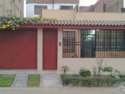 SE VENDE AMPLIA CASA DE 186M2 POR MOTIVOS DE VIAJE 940317158 FRENTE A REAL PLAZA PRIMERA DE PRO
