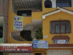 Se vende casa de 3 pisos en Los Olivos, alt. 13 av angelica gamarra, muy buena ubicaciòn!