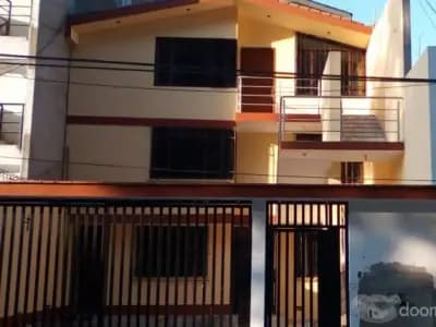 Linda - Casa ( dos pisos ) frente a parque, Incluye Cochera