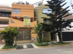 SE REMATA AMPLIA CASA  CON DOS DEPARTAMENTOS INDEPENDIENTES TERCER PISO