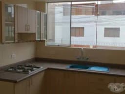 EDIFICIO EXCLUSIVO DE 4 PISOS UN PISO POR DEPARTAMENTO A UN PASO DE LA U. CATÓLICA LIMITE PUEBLO LIBRE