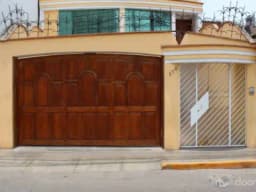 OCASIÓN: VENDO HERMOSA CASA DE 3 PISOS CON TERRAZA DE A.T. 144m2 A.C. 268m2 EN SANTIAGO DE SURCO, CON FINOS ACABADOS.