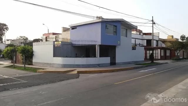 CASA FRENTE A PARQUE EN URB. LA CAPULLAN — foto 3