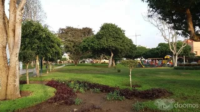 CASA FRENTE A PARQUE EN URB. LA CAPULLAN — foto 12