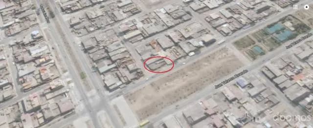 Venta de Casa en Esquina en Avenida Juan Velazco Alvarado — foto 1