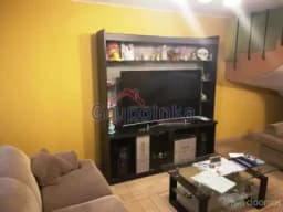 CASA  POR ACTUALIZAR ACABADOS. EN AVENIDA CON TIENDA COMERCIAL
