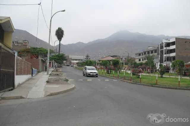 INMUEBLE DE 2 PISOS FRENTE AL PARQUE — foto 2