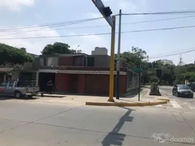 LOCAL COMERCIAL ESQUINA SURCO