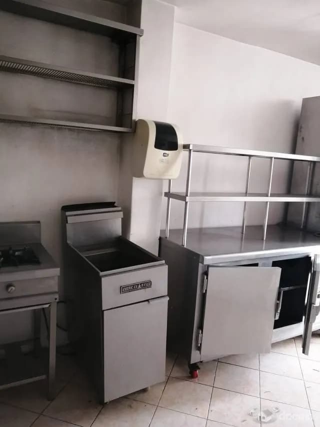 VENDO CASA, ESTÁ IMPLEMENTADO COMO RESTAURANTE — foto 8