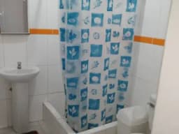 SE ALQUILA BONITA HABITACION IDEAL PARA PAREJAS AMOBLADA INCLUYE SERVICIOS...