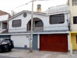 CASA CON AMPLIO AMBIENTES Y ALMACENES ( PARA NEGOCIO)