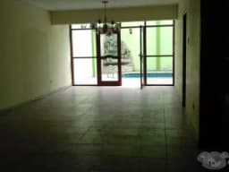 ALQUILO CASA DOS PISOS URB. LAS QUINTANAS- TRUJILLO, FRENTE PARQUE
