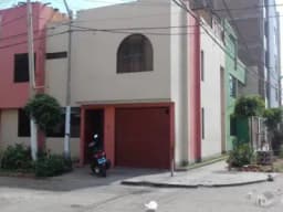 VENDO CASA 3 PISOS EN ESQUINA URB.LOS CEDROS - TRUJILLO