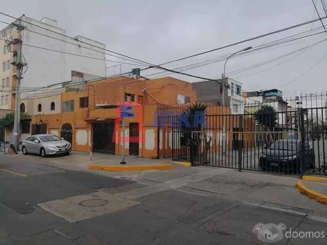 CASA COMO TERRENO, EXCELENTE UBICACIÓN EN ESQUINA — foto 1