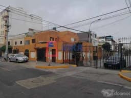 CASA COMO TERRENO, EXCELENTE UBICACIÓN EN ESQUINA