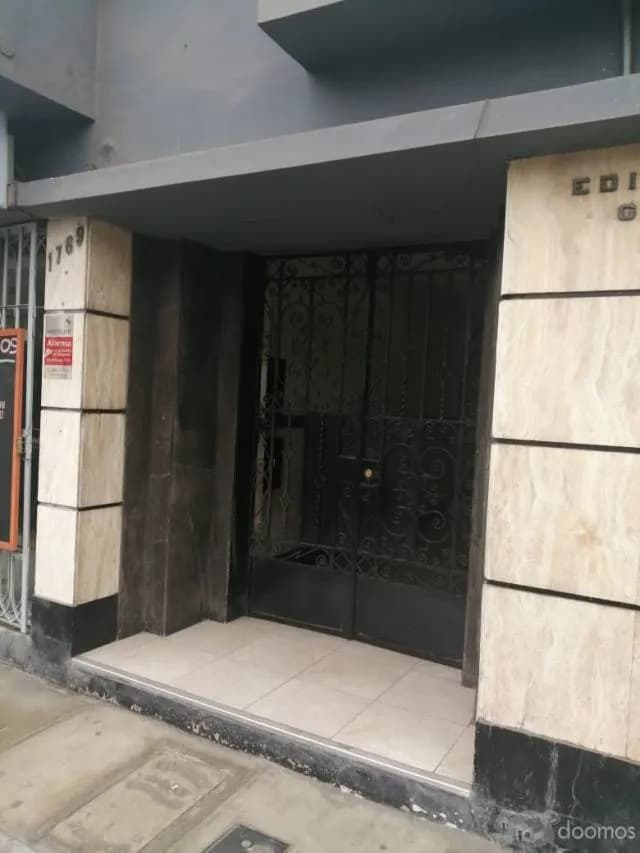 DEPARTAMENTO EN AVENIDA COMERCIAL PARA REMODELACION — foto 1