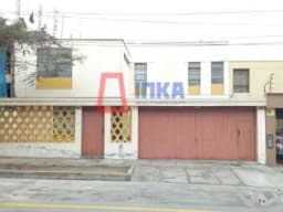 CASA FRENTE A PARQUE CON EXCELENTE DISTRIBUICION  EN MIRAFLORES