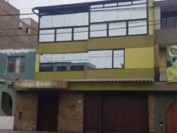 Casa de tres plantas ,de 190 mts. Cuadrados , 400 construidos, en zona comercial.