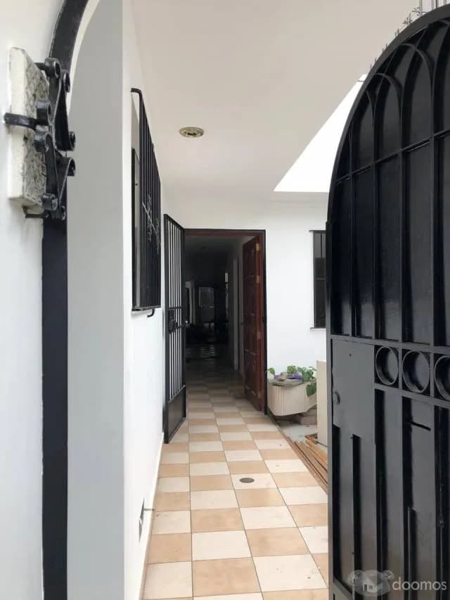 CASA DE 4 PISOS FRENTE A PARQUE EN SURCO — foto 4