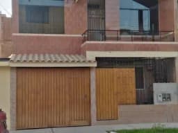 Se vende bonita casa de tres pisos. Precio de ocasión