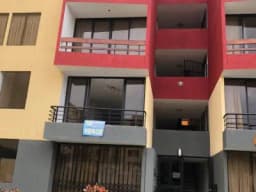 VENDO DEPARTAMENTO DENTRO DE CONDOMINIO - 2 PISO - FRENTE AL PARQUE CENTRAL