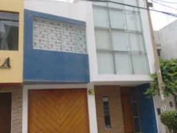 CASA EN VENTA - 1ra ETAPA SAN ISIDRO