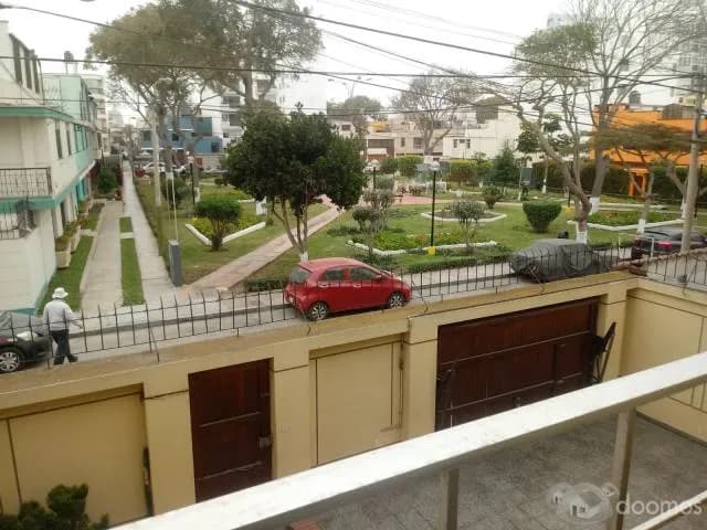 CASA FRENTE A PARQUE EN PUEBLO LIBRE — foto 1