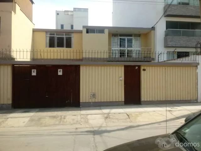 CASA FRENTE A PARQUE EN PUEBLO LIBRE — foto 6