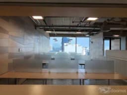 Moderna Oficina Implementada con muebles