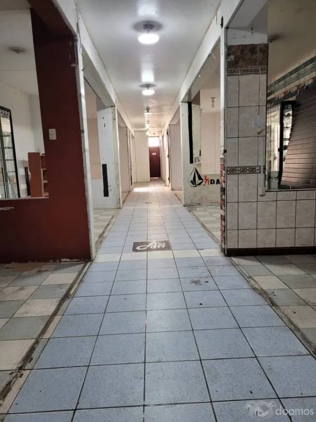 Excelente y céntrico local comercial de 2 pisos. — foto 2