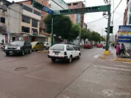 VENDO CASA CON LOCALES COMERCIALES EN LA AV HUAYRUROPATA