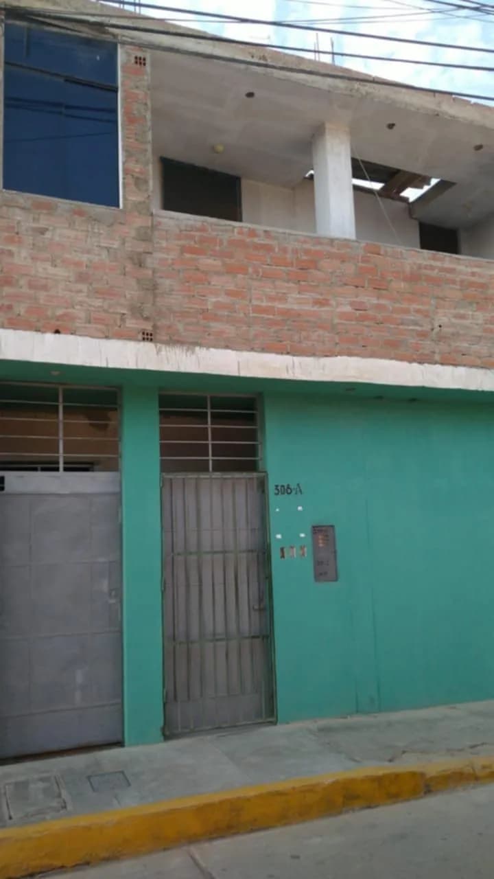 VENDO CASA DE 2 PISOS FERREÑAFE CERCADO — foto 1
