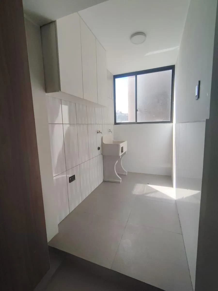 Se Alquila Depa con Cochera en 3er Piso en Urb. La Florida — foto 1