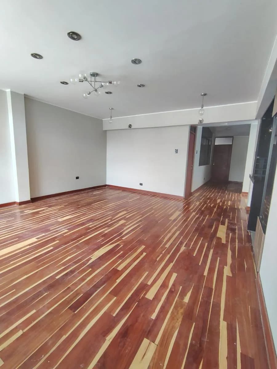 Se Alquila Depa con Cochera en 3er Piso en Urb. La Florida — foto 3