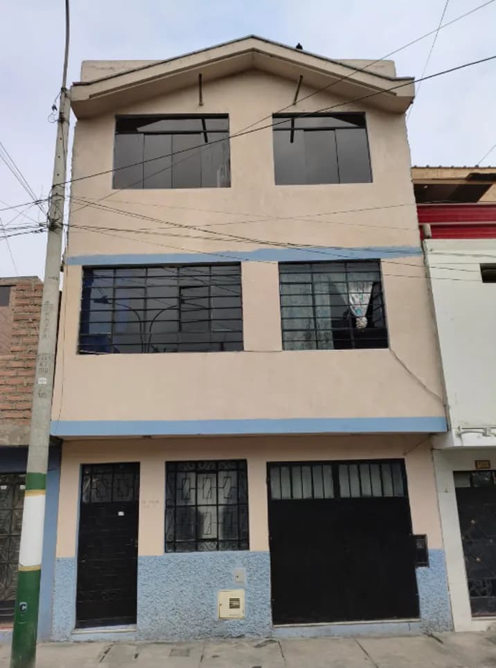 VENTA DE CASA DE 3 PISOS + AZOTEA — foto 1