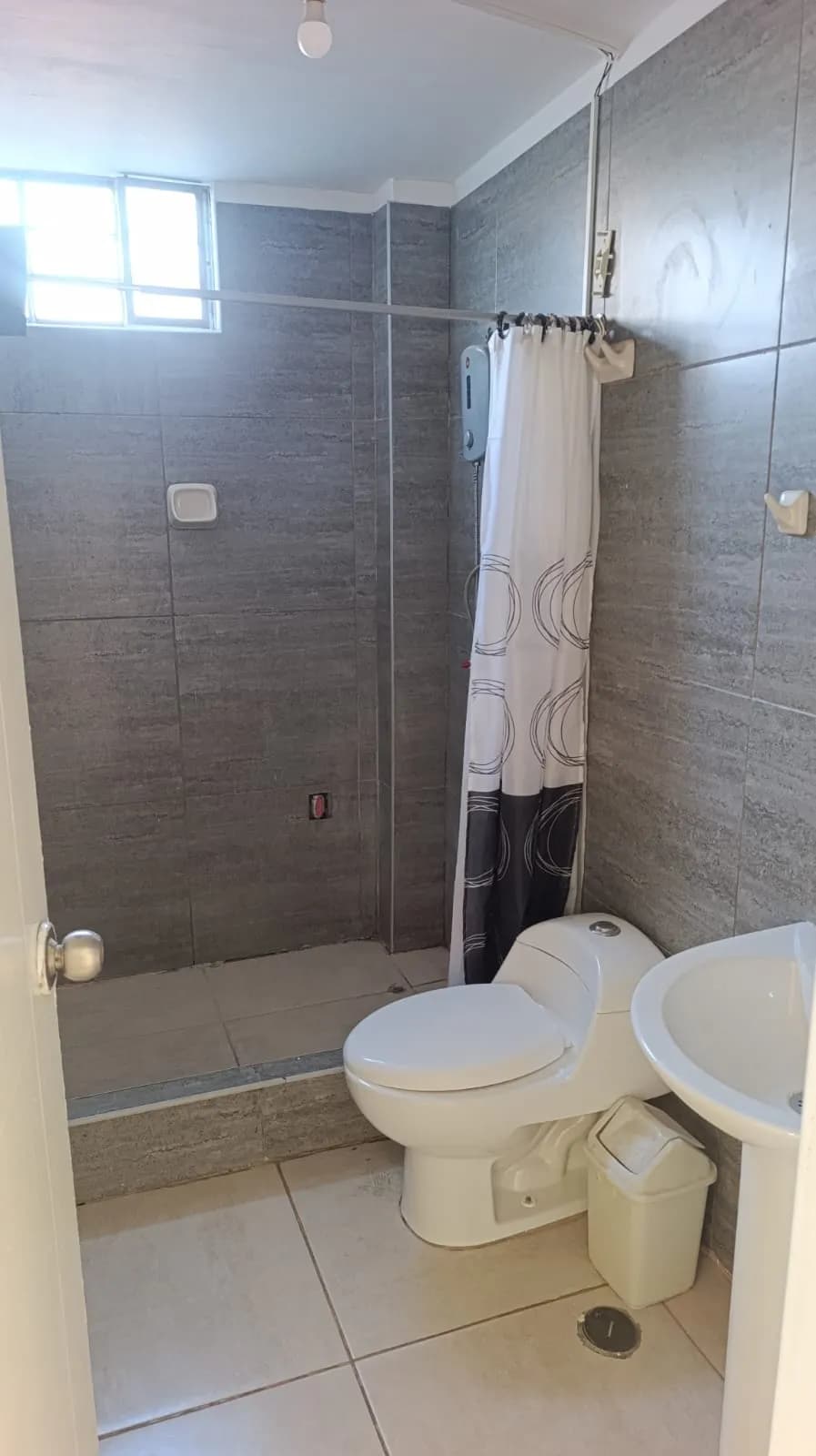 SE ALQUILA CASA EN SEGUNDO PISO EN CHINCHA ALTA — foto 2