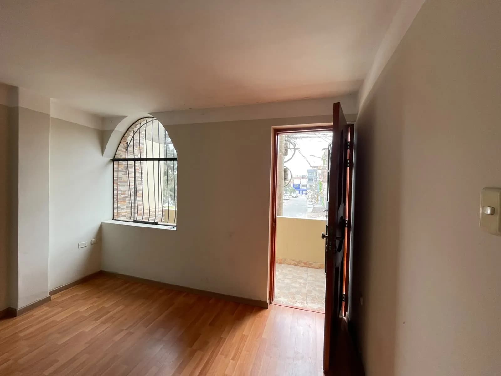 VENTA DE CASA FRENTE A PARQUE EN COMAS 420 MTS2 CONSTRUIDOS CON 10 DORMITORIOS — foto 2