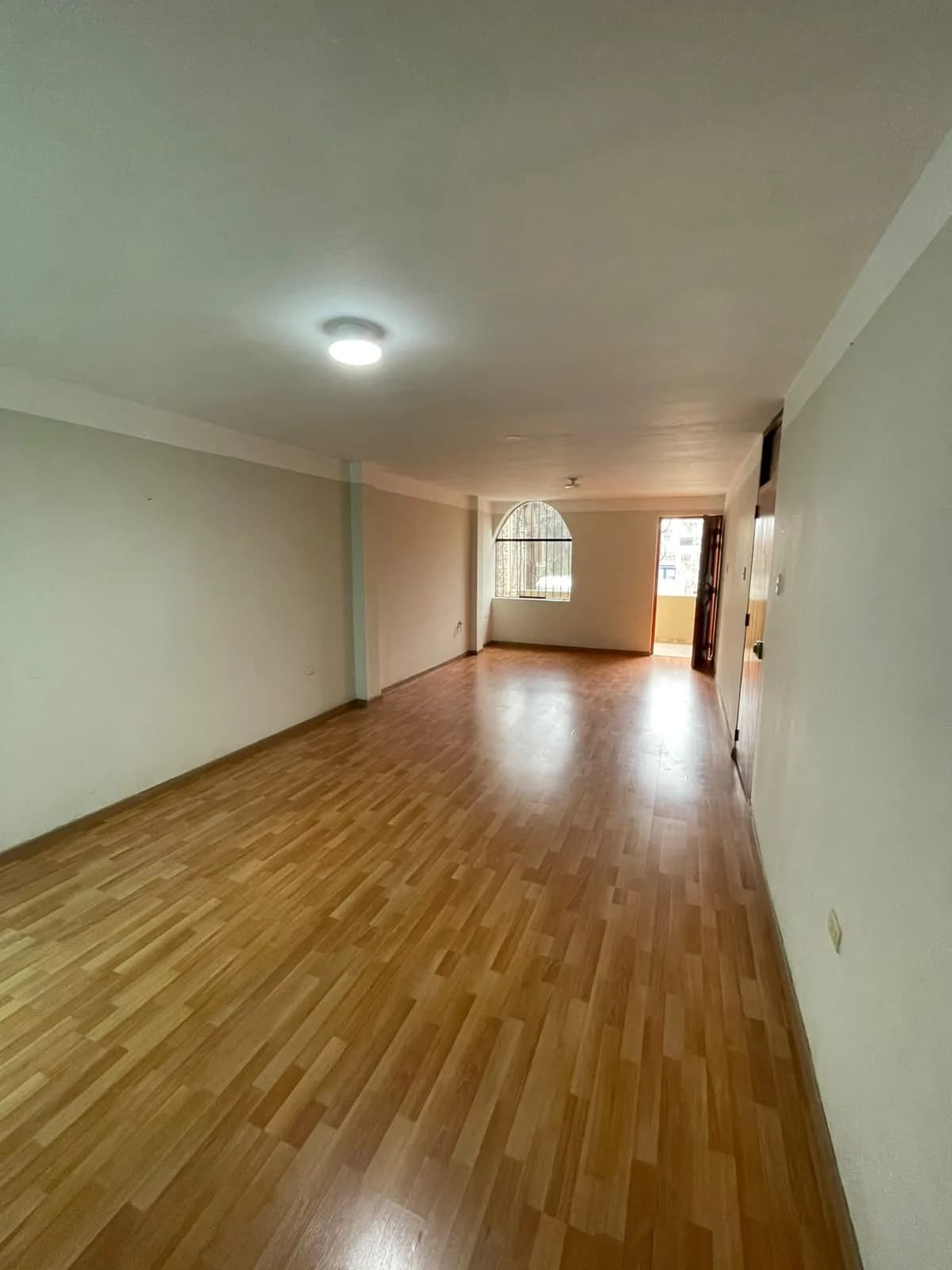 VENTA DE CASA FRENTE A PARQUE EN COMAS 420 MTS2 CONSTRUIDOS CON 10 DORMITORIOS — foto 5