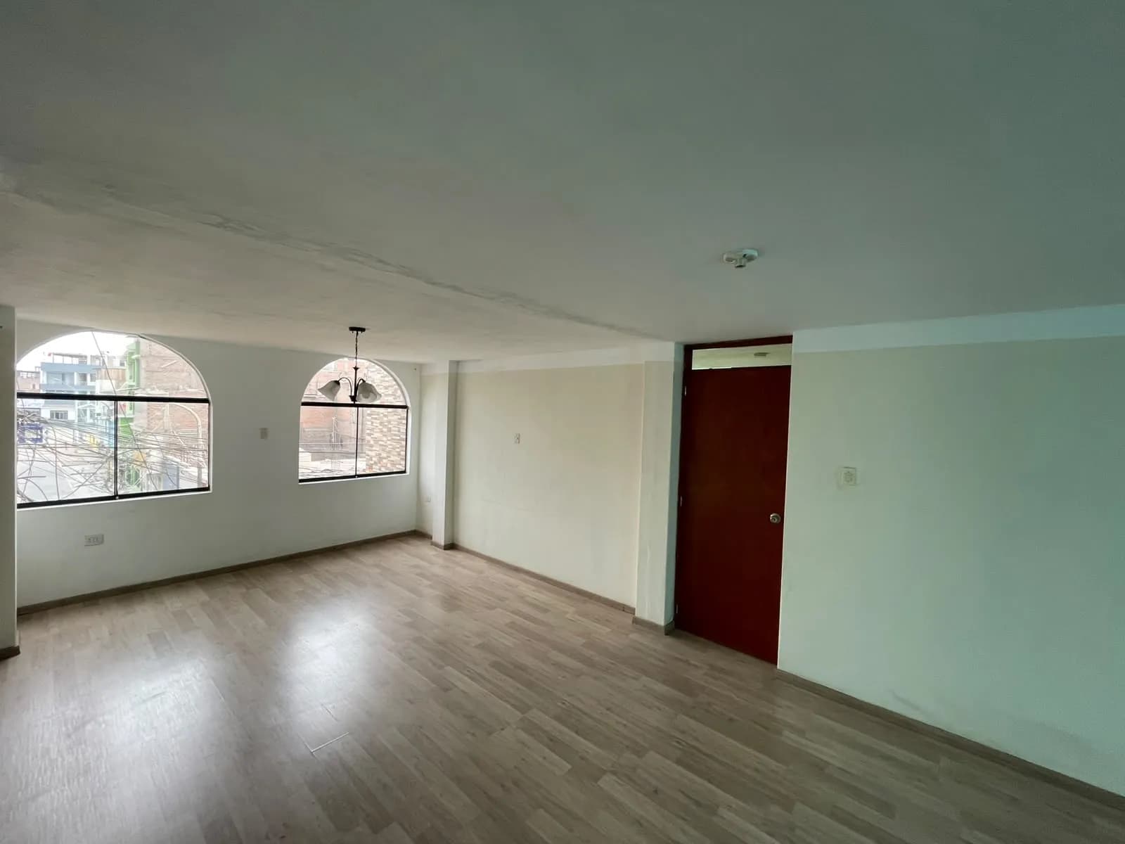VENTA DE CASA FRENTE A PARQUE EN COMAS 420 MTS2 CONSTRUIDOS CON 10 DORMITORIOS — foto 7