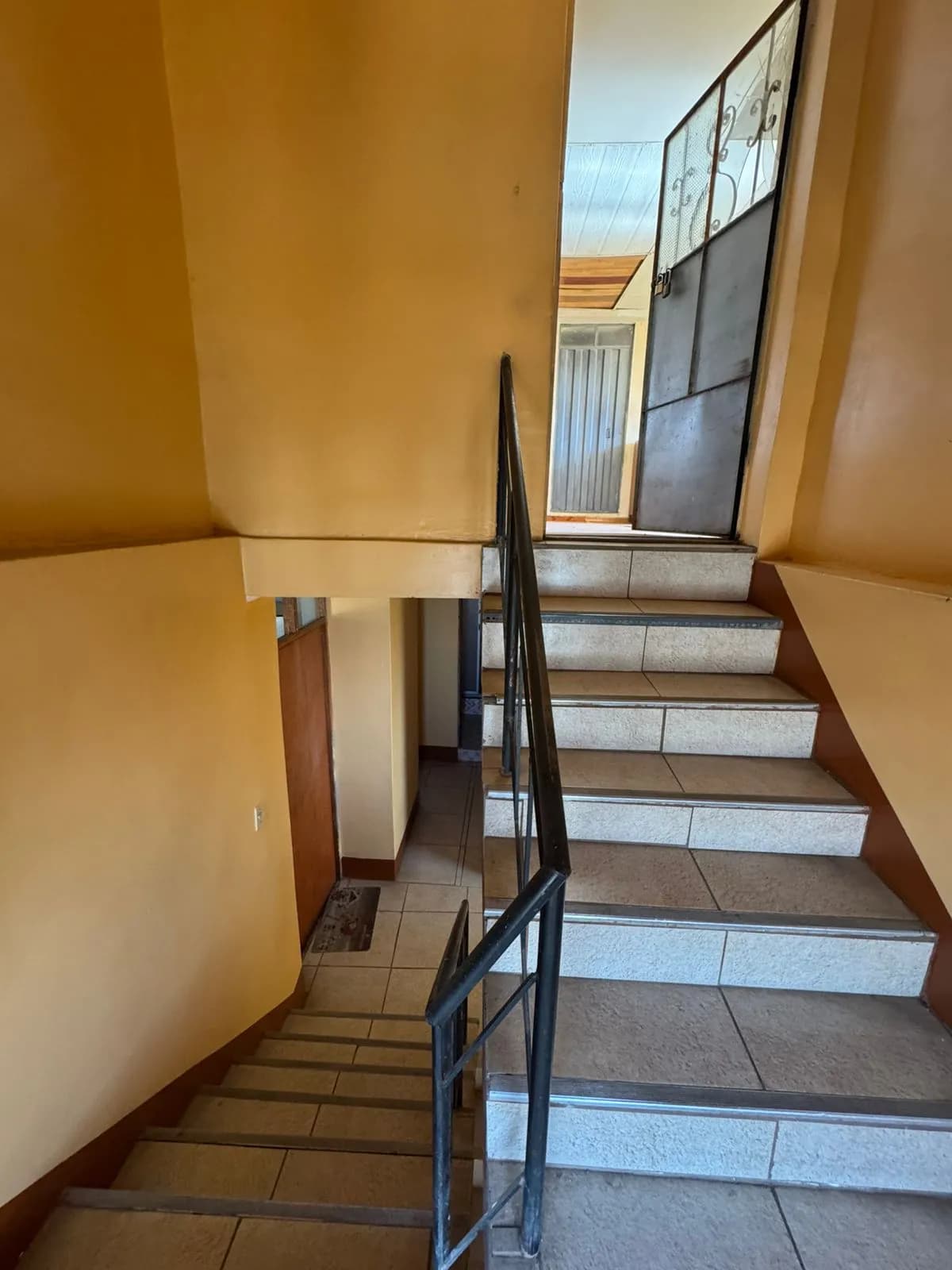 Se vende Casa de 3 Pisos – Urb. Pio Pata – Cerca al Malecón — foto 7