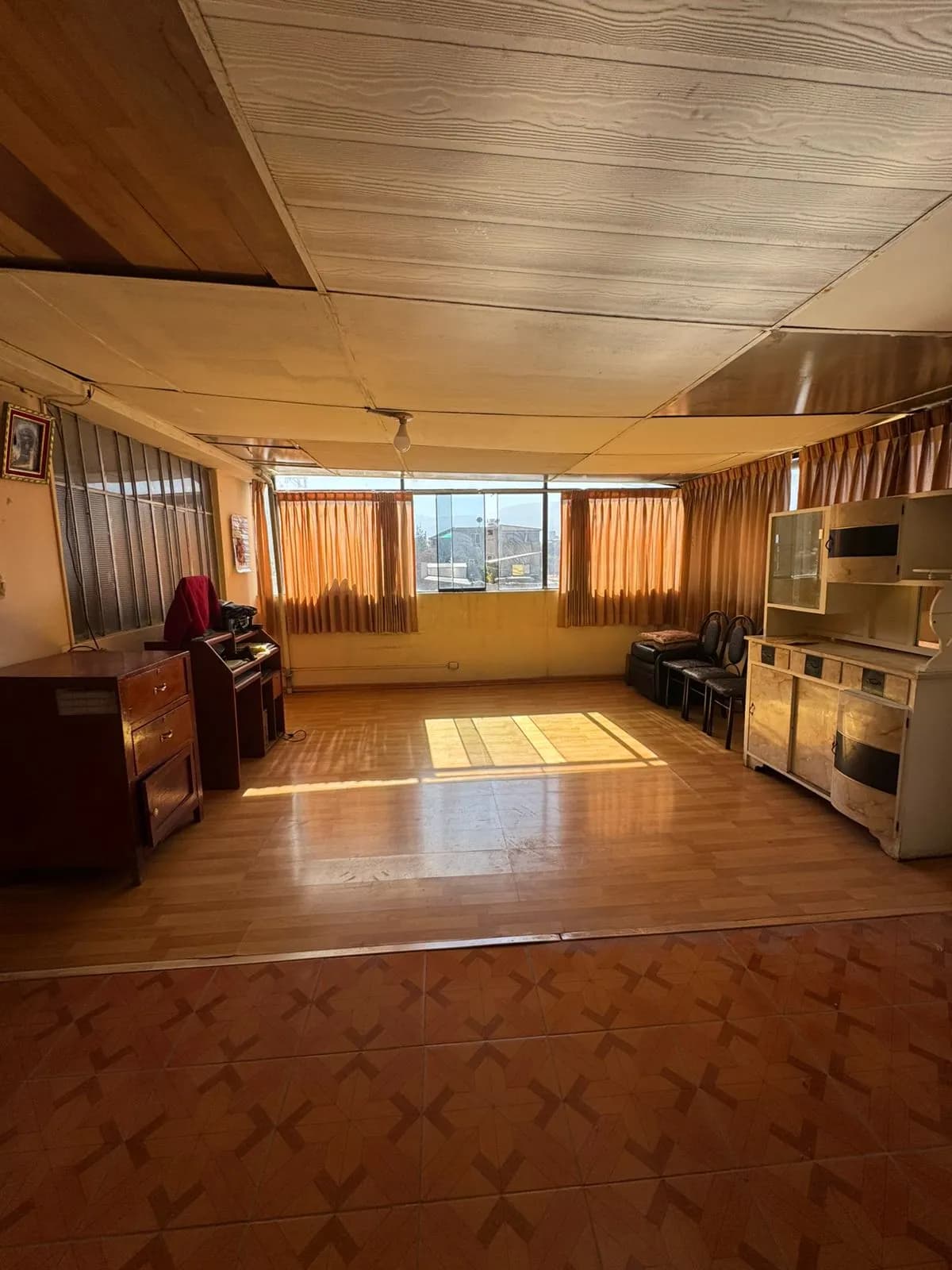 Se vende Casa de 3 Pisos – Urb. Pio Pata – Cerca al Malecón — foto 2